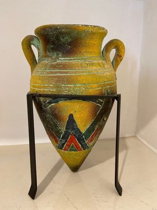 Jarrón de cerámica con soporte metálico