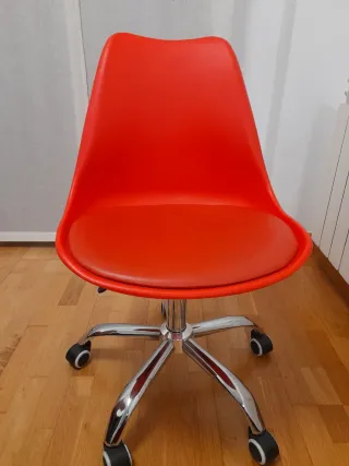 Silla de escritorio roja con ruedas