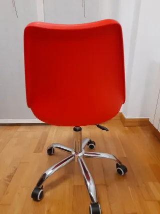Silla de escritorio roja con ruedas