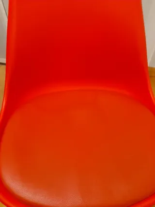 Silla de escritorio roja con ruedas