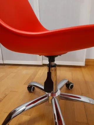 Silla de escritorio roja con ruedas