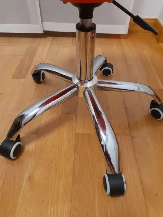 Silla de escritorio roja con ruedas