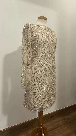 Vestido corto beige con lentejuelas