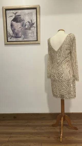Vestido corto beige con lentejuelas