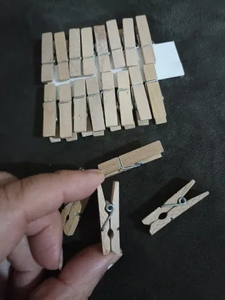 Mollettine decorative in legno.