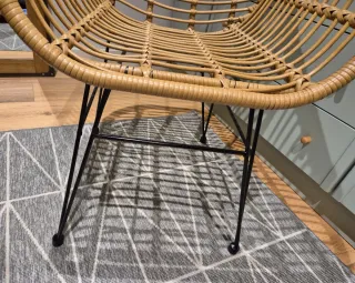 Silla de mimbre y acero negro