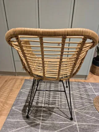 Silla de mimbre y acero negro