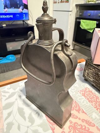 Botella antigua de metal la bisagra esta rota