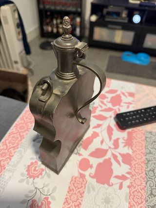 Botella antigua de metal la bisagra esta rota