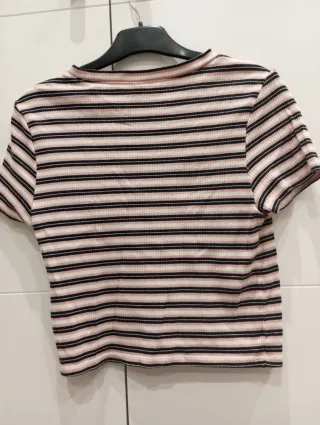 Camiseta de rayas rosa y negra