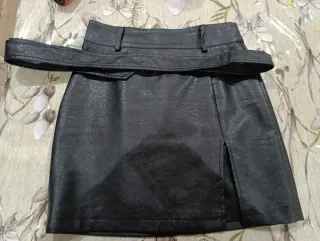 Falda de piel negra con cinturón