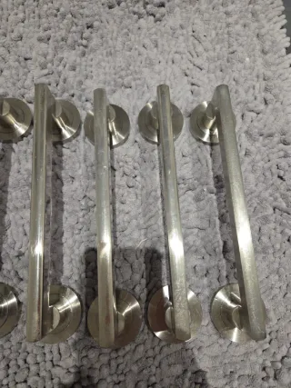 10 pomos de puerta plateados