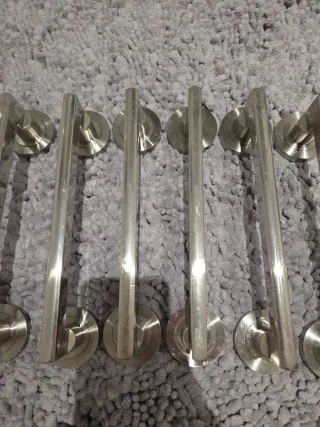 10 pomos de puerta plateados