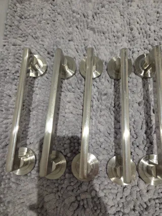 10 pomos de puerta plateados