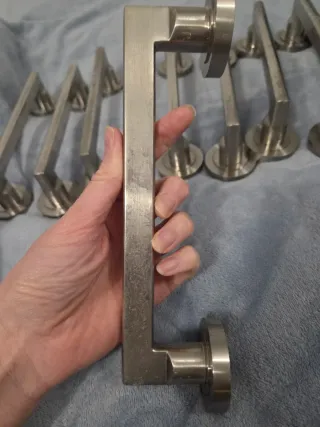 10 pomos de puerta plateados