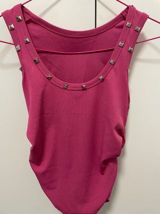 Top sin mangas con tachuelas