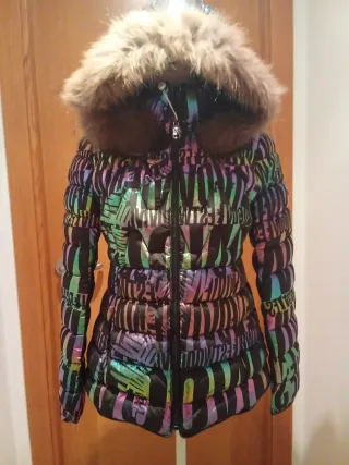 Chaqueta acolchada con capucha y pelo