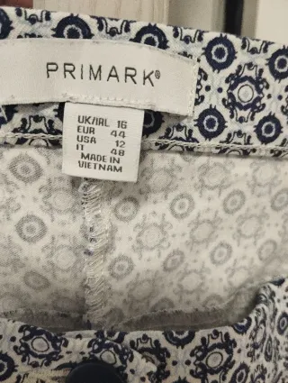 Pantalón estampado blanco y azul marino