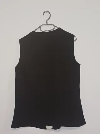 Blusa elegante bicolor sin mangas