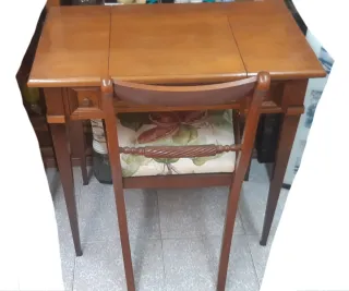 Silla antigua con estampado floral