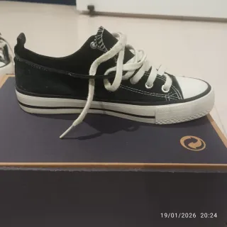 Zapatillas negras y blancas
