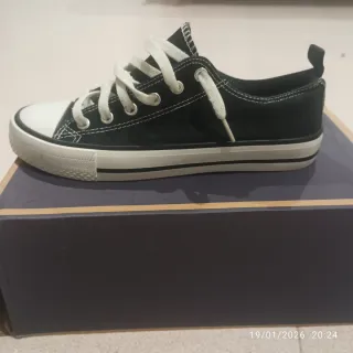 Zapatillas negras y blancas