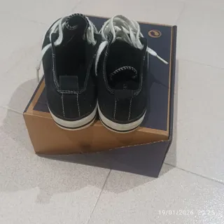 Zapatillas negras y blancas