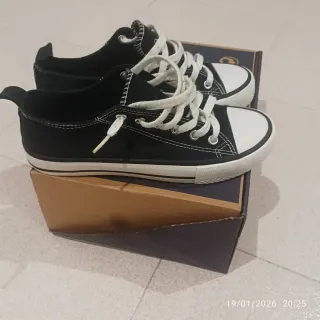 Zapatillas negras y blancas