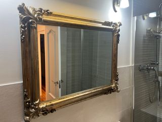 Espejo de baño dorado con marco tallado