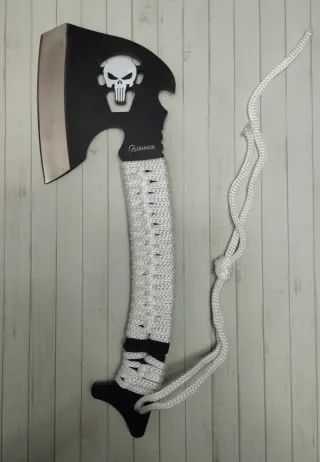 HERRAMIENTA DEPORTIVA HACHA THE PUNISHER CON FUNDA