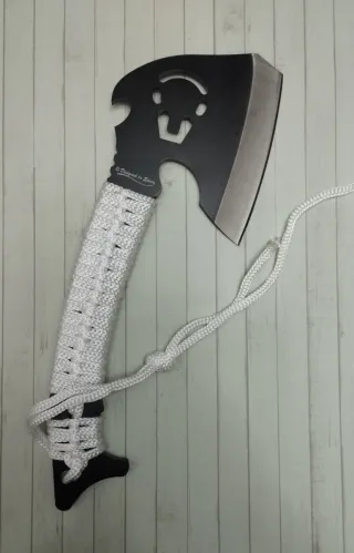 HERRAMIENTA DEPORTIVA HACHA THE PUNISHER CON FUNDA