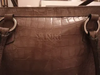 Bolso Yanko Piel Gris troquelada imitando Cocodril