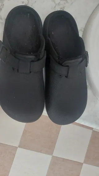 Zuecos negros para hombre