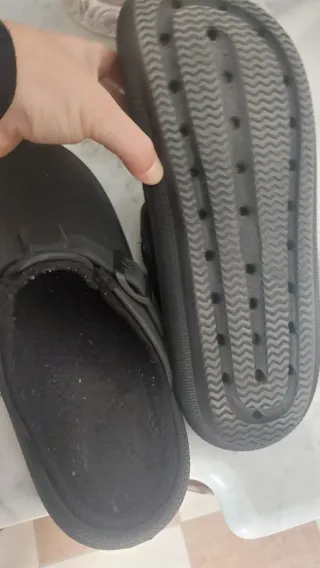 Zuecos negros para hombre