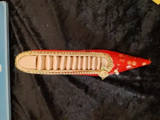 Zapato rojo y negro para anillos .