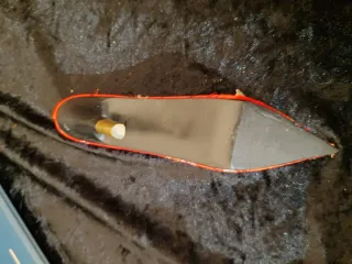 Zapato rojo y negro para anillos .