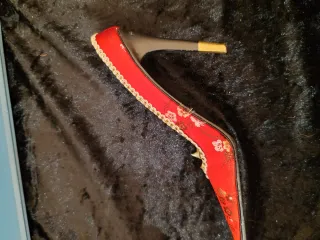 Zapato rojo y negro para anillos .