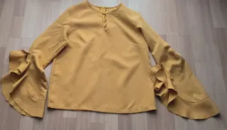 Blusa mostaza con volantes