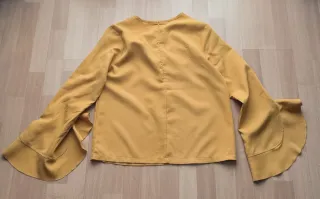 Blusa mostaza con volantes