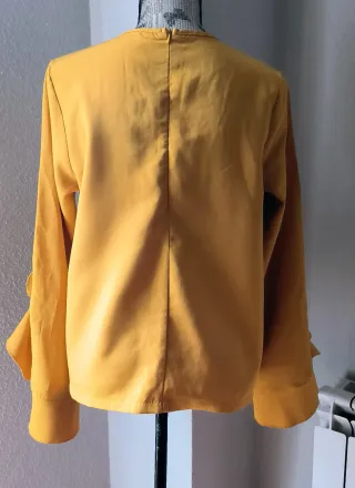 Blusa mostaza con volantes