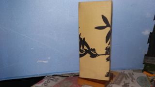 Lámpara de papel y madera beige y negra