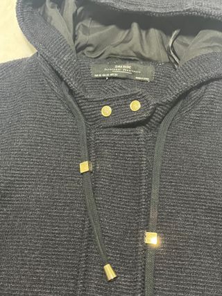 Abrigo Zara azul marino con capucha