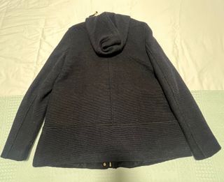 Abrigo Zara azul marino con capucha