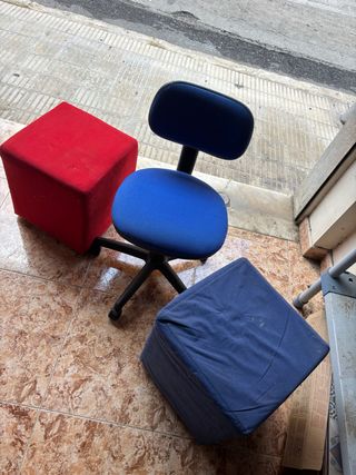 Sedia girevole e pouf (blu e rosso)