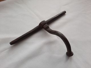 Cerrojo antiguo forja asa curva, pesa 292 gramos