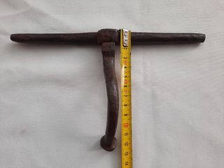 Cerrojo antiguo forja asa curva, pesa 292 gramos