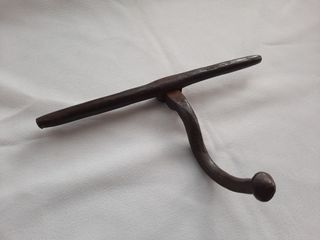 Cerrojo antiguo forja asa curva, pesa 292 gramos
