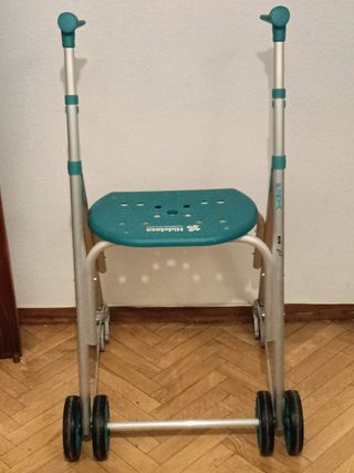 Andador con asiento y ruedas