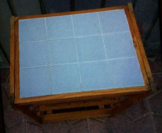 Mesa auxiliar madera con azulejos