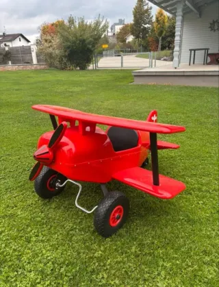 Avión de pedales rojo para niños